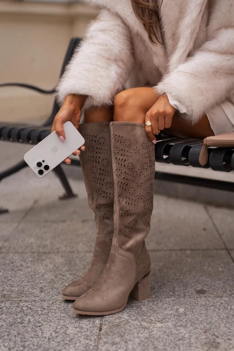 Ażurowe Kozaki Damskie Na Słupku Z Eko Zamszu Vinceza 16443 Ciemnobeżowe