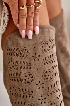 Ażurowe Kozaki Damskie Na Słupku Z Eko Zamszu Vinceza 16443 Ciemnobeżowe