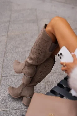 Ażurowe Kozaki Damskie Na Słupku Z Eko Zamszu Vinceza 16443 Ciemnobeżowe