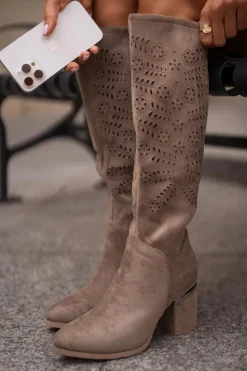Ażurowe Kozaki Damskie Na Słupku Z Eko Zamszu Vinceza 16443 Ciemnobeżowe