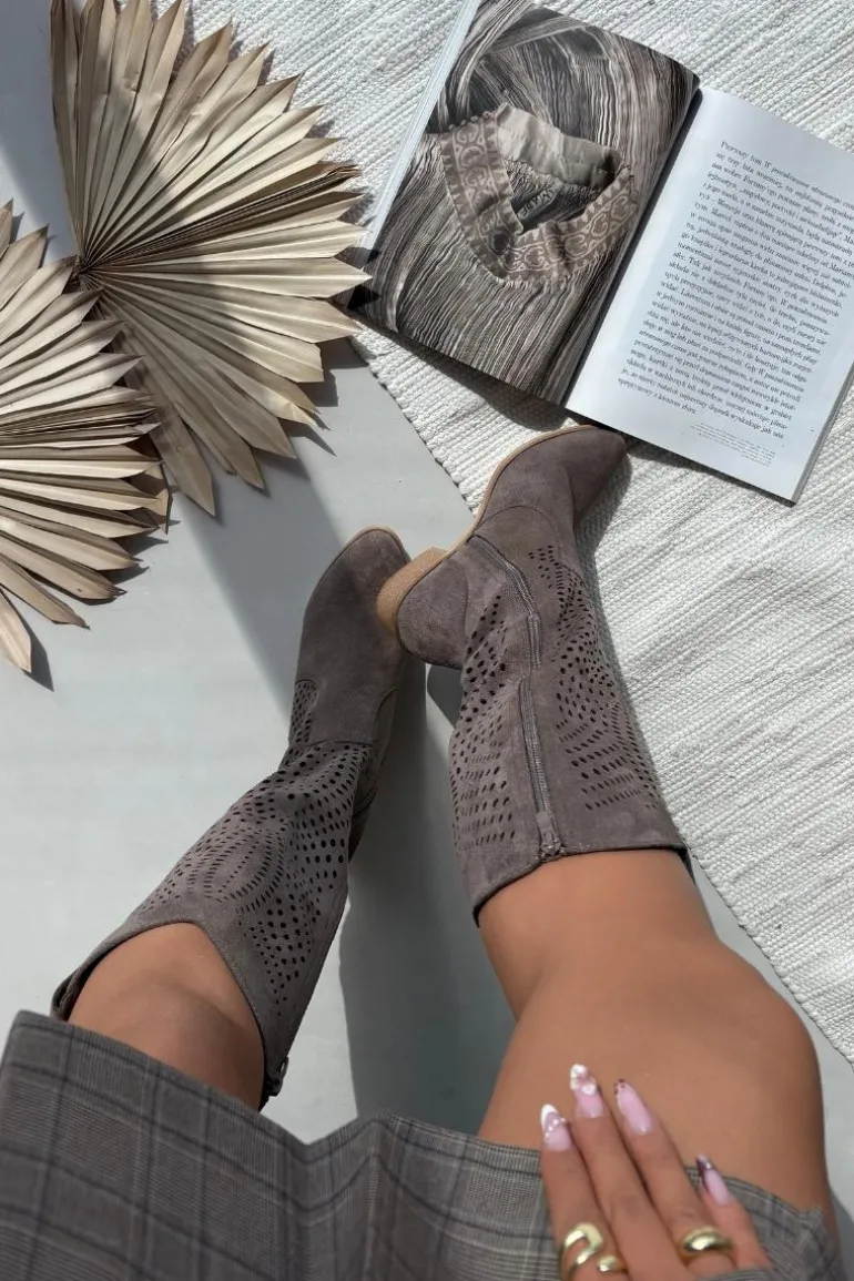 Ażurowe Kozaki Damskie Na Klocku Przed Kolano Ciemnobeżowe Fioris