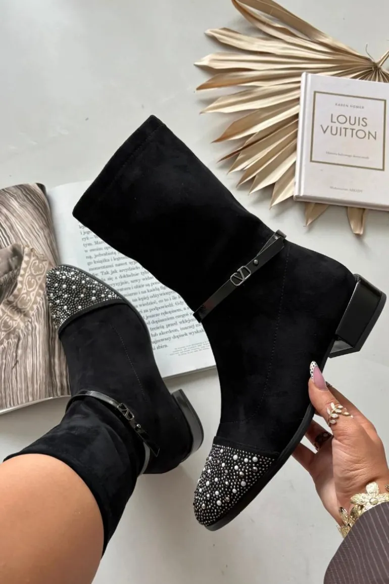 Botki Damskie Na Niskim Obcasie Ze Zdobieniem I Paskiem D&A MR52-165 Czarne