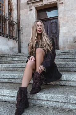 Botki Damskie Na Słupku Z Frędzlami I Złotymi Klamrami Czekoladowe Evelisse