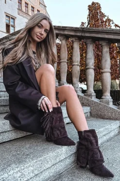 Botki Damskie Na Słupku Z Frędzlami I Złotymi Klamrami Czekoladowe Evelisse