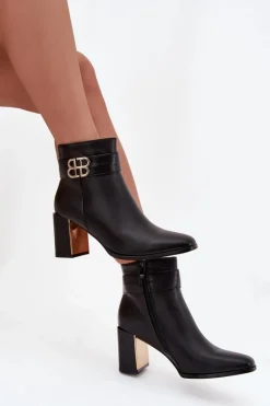 Botki Damskie Na Słupku Z Paskiem I Złotym Detalem Czarne Galinne