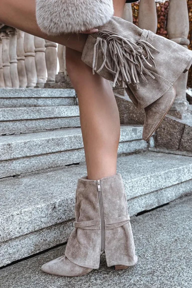 Botki Damskie Na Słupku Z Frędzlami I Złotymi Klamrami Beżowe Evelisse