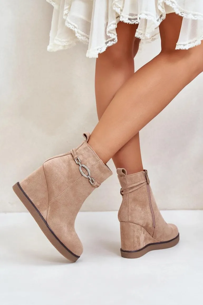 Botki Na Koturnie Z Ozdobnym Paskiem Beżowe Kaiviana