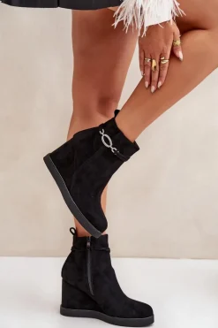 Botki Na Koturnie Z Ozdobnym Paskiem Czarne Kaiviana