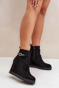 Botki Na Koturnie Z Ozdobnym Paskiem Czarne Kaiviana