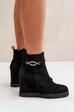 Botki Na Koturnie Z Ozdobnym Paskiem Czarne Kaiviana