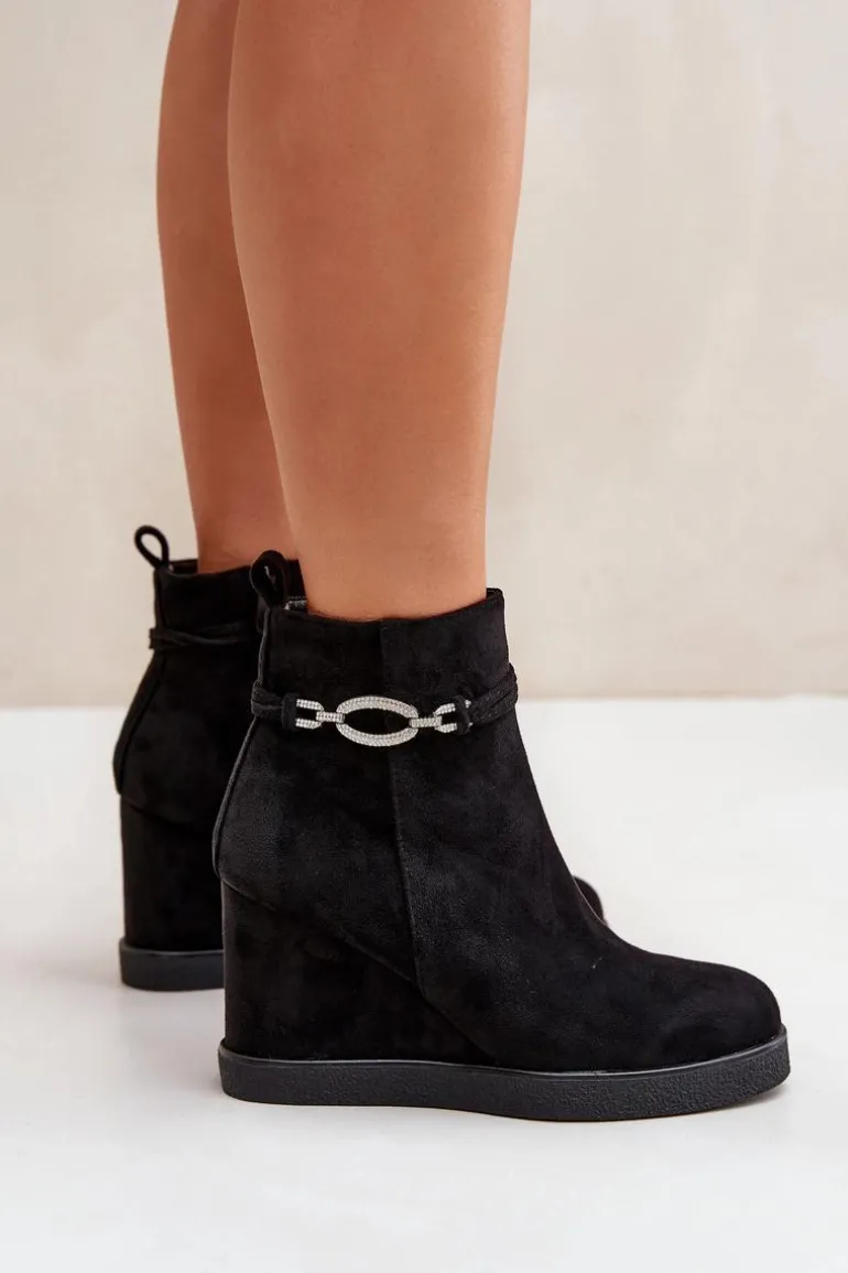 Botki Na Koturnie Z Ozdobnym Paskiem Czarne Kaiviana