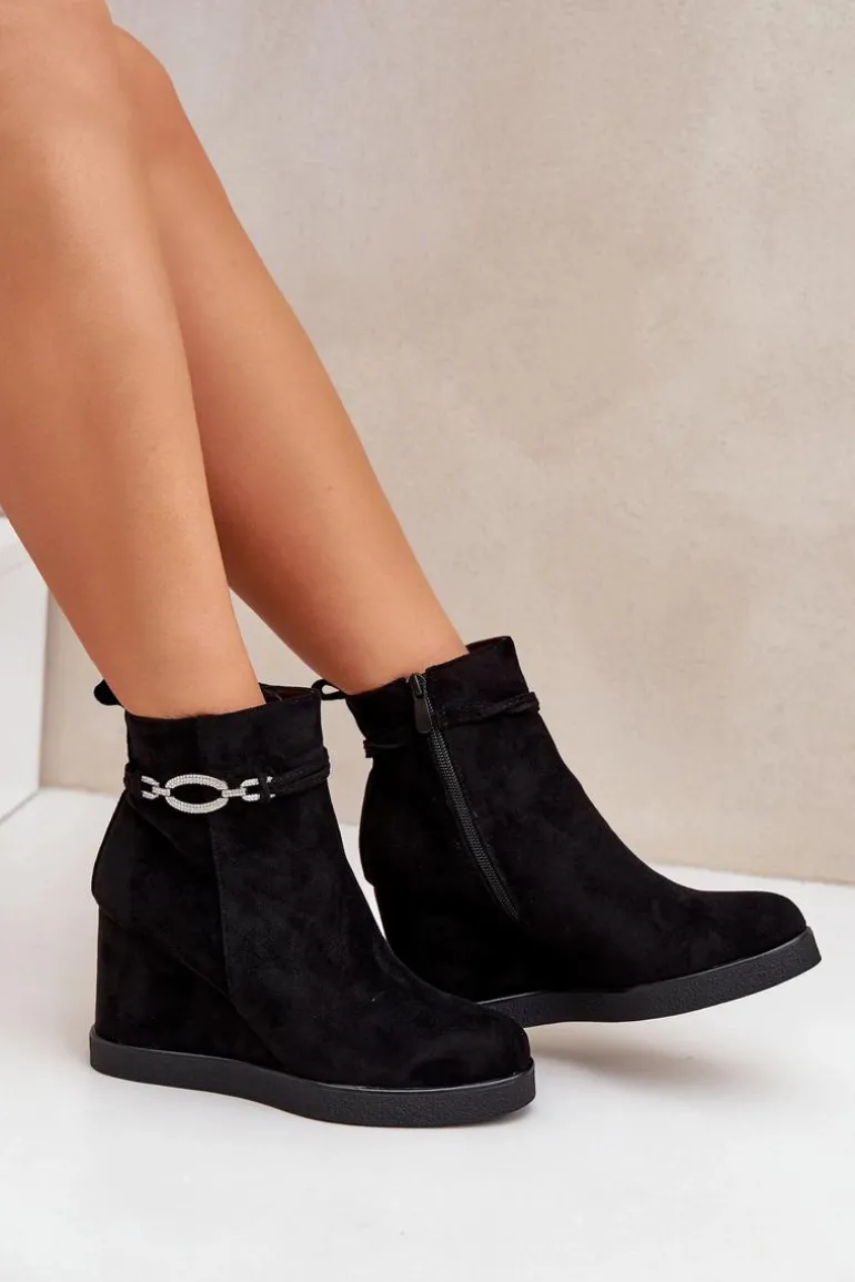 Botki Na Koturnie Z Ozdobnym Paskiem Czarne Kaiviana