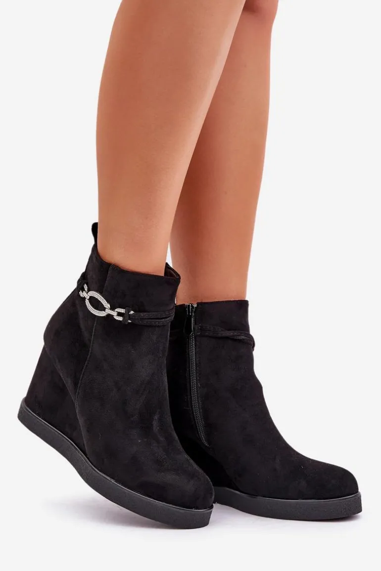 Botki Na Koturnie Z Ozdobnym Paskiem Czarne Kaiviana