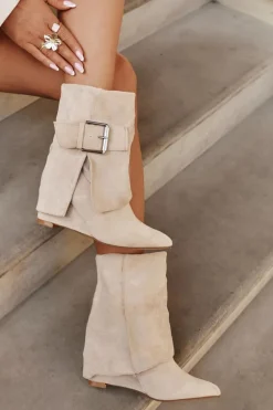 Botki Na Koturnie Z Wywiniętą Cholewką I Klamrą Eko Zamszowe Beżowe Vortinia