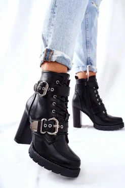 Botki Na Słupku Z Klamrą Czarne Flaris