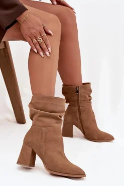 Botki Z Naturalnego Zamszu Ocieplane Na Słupku Z Marszczeniem Zazoo 4216 Beżowe