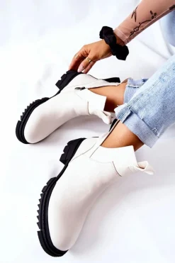 Botki Z Wycięciem Na Suwak Białe Corano