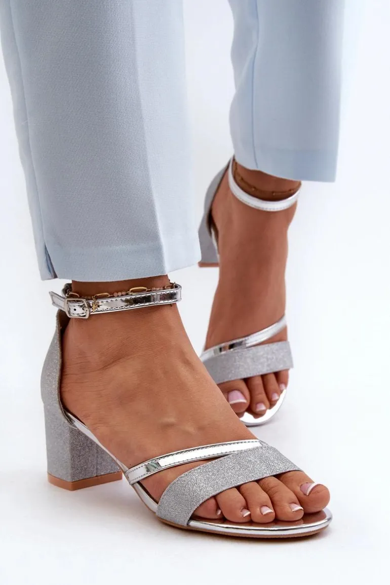 Brokatowe Sandały Damskie Na Niskim Słupku Srebrne Ploemis