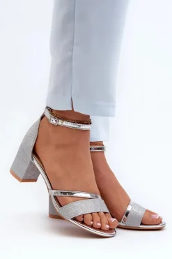 Brokatowe Sandały Damskie Na Niskim Słupku Srebrne Ploemis