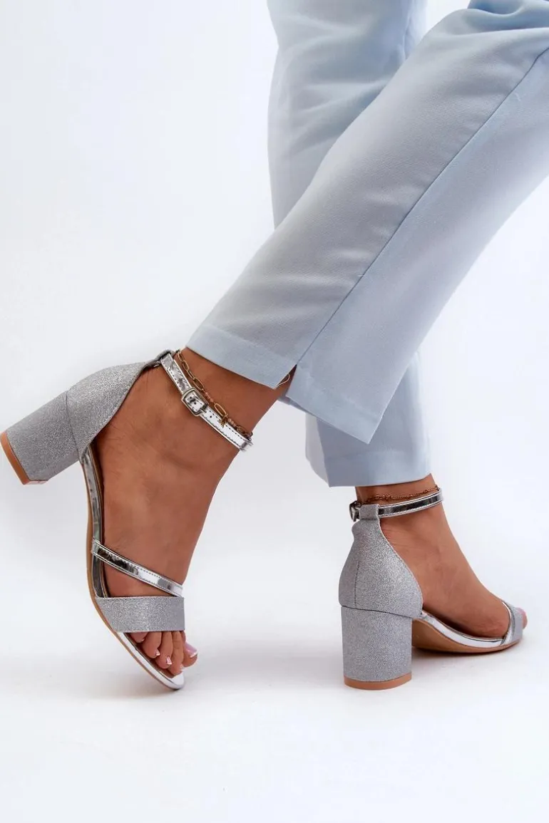 Brokatowe Sandały Damskie Na Niskim Słupku Srebrne Ploemis