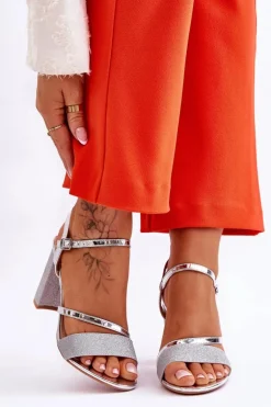 Błyszczące Sandały Na Obcasie Srebrne Alicia