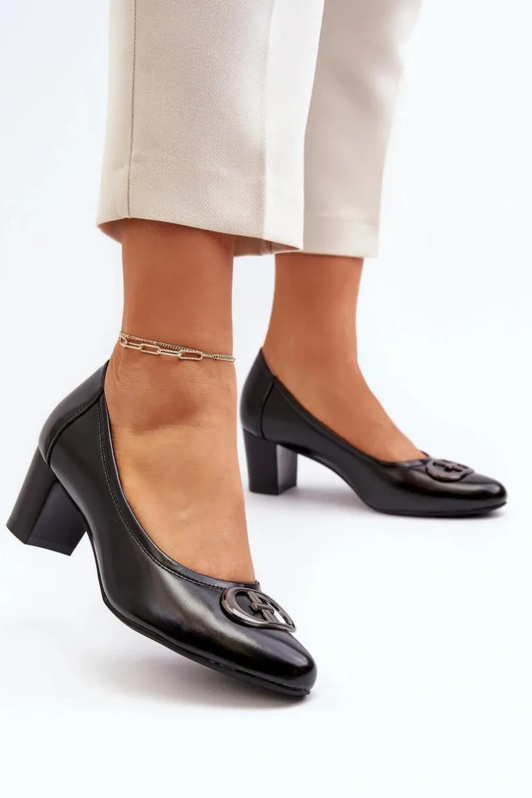 Czółenka Na Niskim Słupku Z Ozdobą Czarne Aeliris