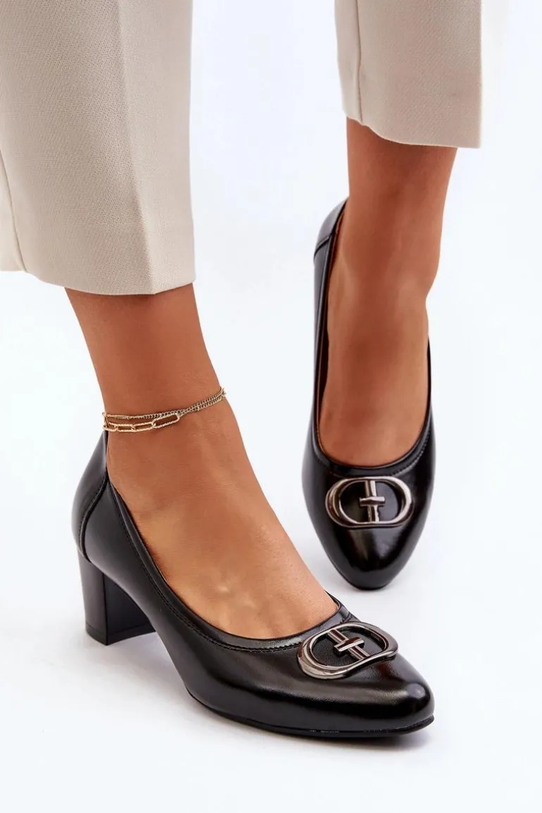 Czółenka Na Niskim Słupku Z Ozdobą Czarne Aeliris