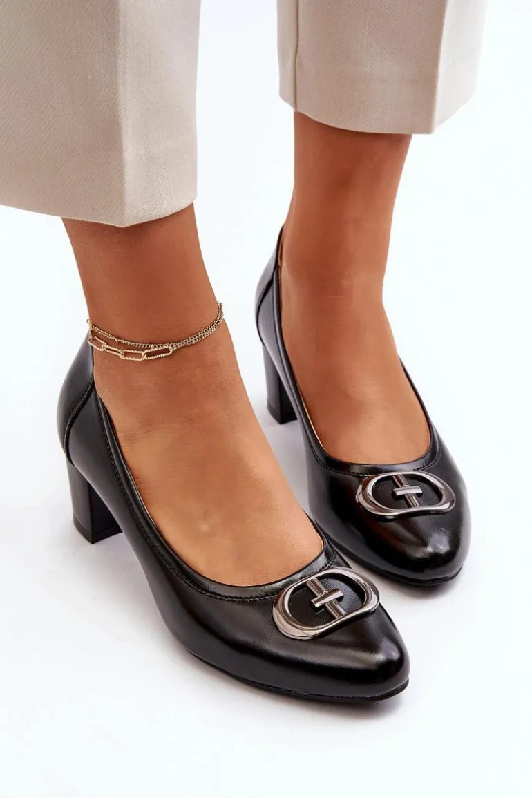 Czółenka Na Niskim Słupku Z Ozdobą Czarne Aeliris