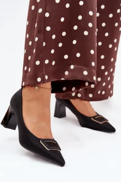 Czółenka Na Słupku Z Ozdobną Klamrą Czarne Seriva