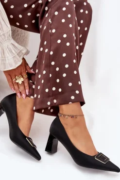 Czółenka Na Słupku Z Ozdobną Klamrą Czarne Seriva