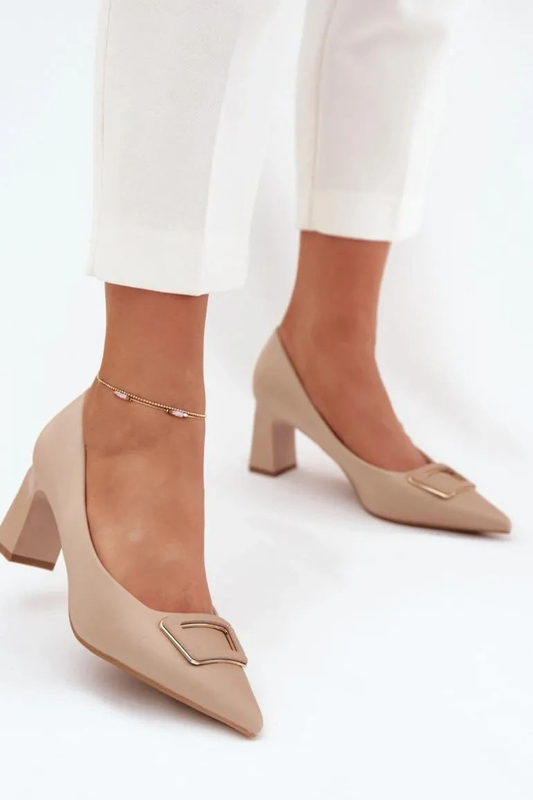 Czółenka Na Słupku Z Ozdobną Klamrą Nude Seriva