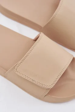 Damskie Klapki 4FMM00FFLIF031A-83S Beżowe