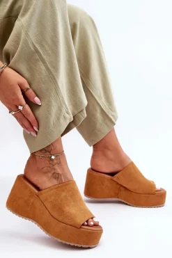 Damskie Klapki Na Masywnej Platformie Camel Martina