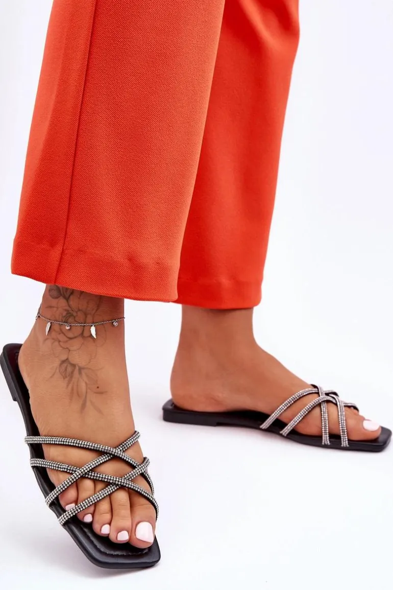 Damskie Klapki Z Paseczkami I Dżetami Czarne Leomi