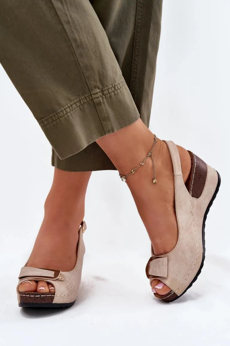 Damskie Lekkie Sandały Na Koturnie Comfort Shoes Beżowo-Złote Efravia