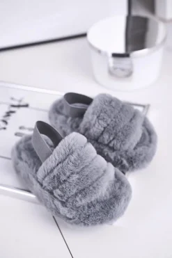 Dziecięce klapki z futerkiem i gumką szare Fluffy