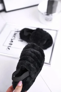 Dziecięce klapki z futerkiem i gumką czarne Fluffy