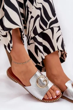 Eko Skórzane Płaskie Klapki Damskie Z Ozdobnym Detalem Srebrne Frelie