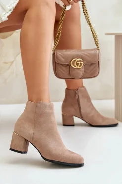 Eko Zamszowe Botki Na Słupku Zapinane Na Zamek Ciemnobeżowe Sairis