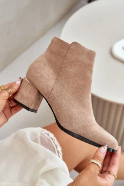 Eko Zamszowe Botki Na Słupku Zapinane Na Zamek Ciemnobeżowe Sairis