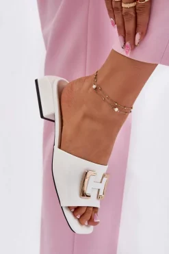 Eleganckie Klapki Damskie Na Klocku Ze Złotym Detalem Vinceza 62229 Białe