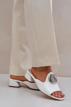 Eleganckie Klapki Damskie Na Niskim Obcasie Z Ozdobą Białe Feledis