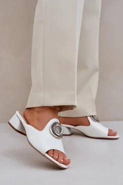 Eleganckie Klapki Damskie Na Niskim Obcasie Z Ozdobą Białe Feledis