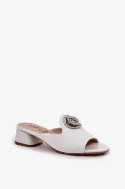 Eleganckie Klapki Damskie Na Niskim Obcasie Z Ozdobą Białe Feledis