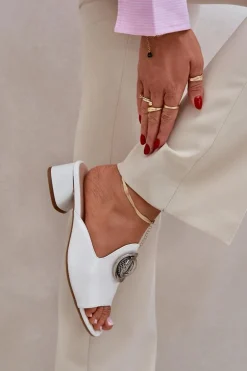 Eleganckie Klapki Damskie Na Niskim Obcasie Z Ozdobą Białe Feledis
