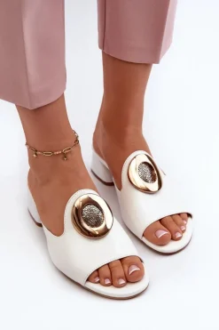 Eleganckie Lakierowane Klapki Damskie Na Niskim Obcasie Ze Złotą Ozdobą Białe Uzimila