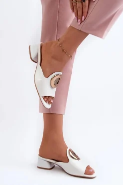 Eleganckie Lakierowane Klapki Damskie Na Niskim Obcasie Ze Złotą Ozdobą Białe Uzimila
