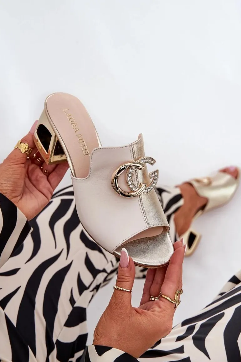 Eleganckie Skórzane Klapki Na Obcasie Laura Messi 2875 Beżowo-Złote