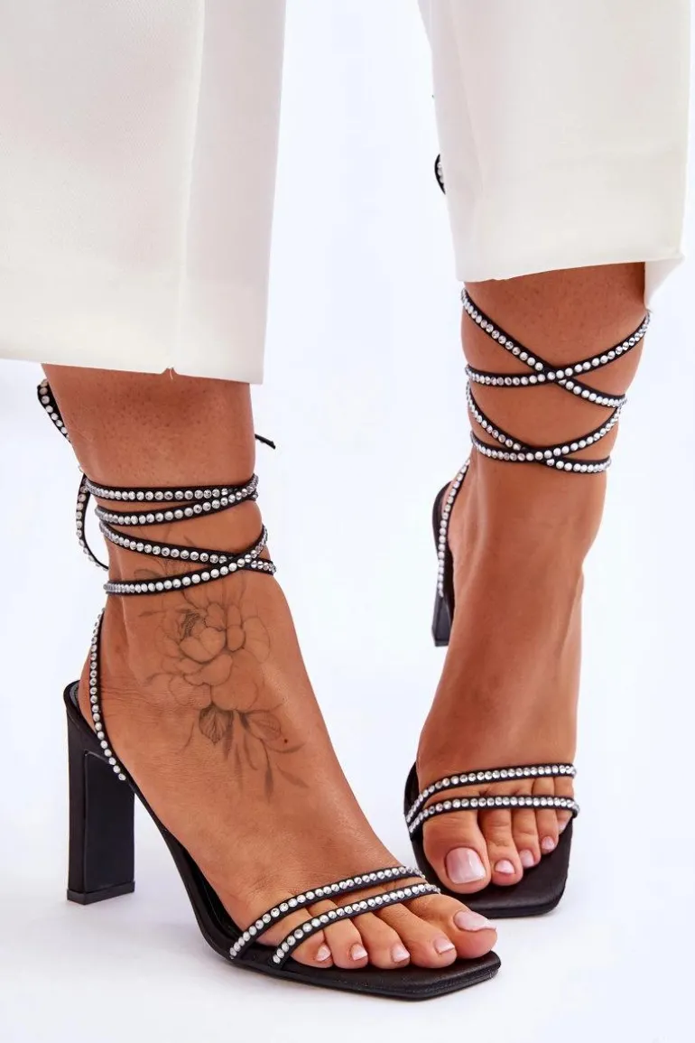 Eleganckie Wiązane Sandały Z Dżetami Czarne Nessy