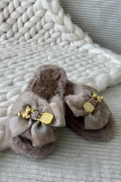 Futrzane Kapcie Damskie Z Kokardą I Złotą Ozdobą Ciemnobeżowe Nolara